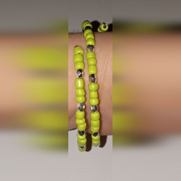 💍Light green beaded earrings and memory wire bracelet - Picture 2 of 5